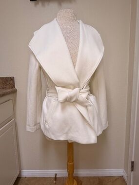 Elegant White Belted Coat Women Dbl Breasted Collars Cache Contour Collection Lg